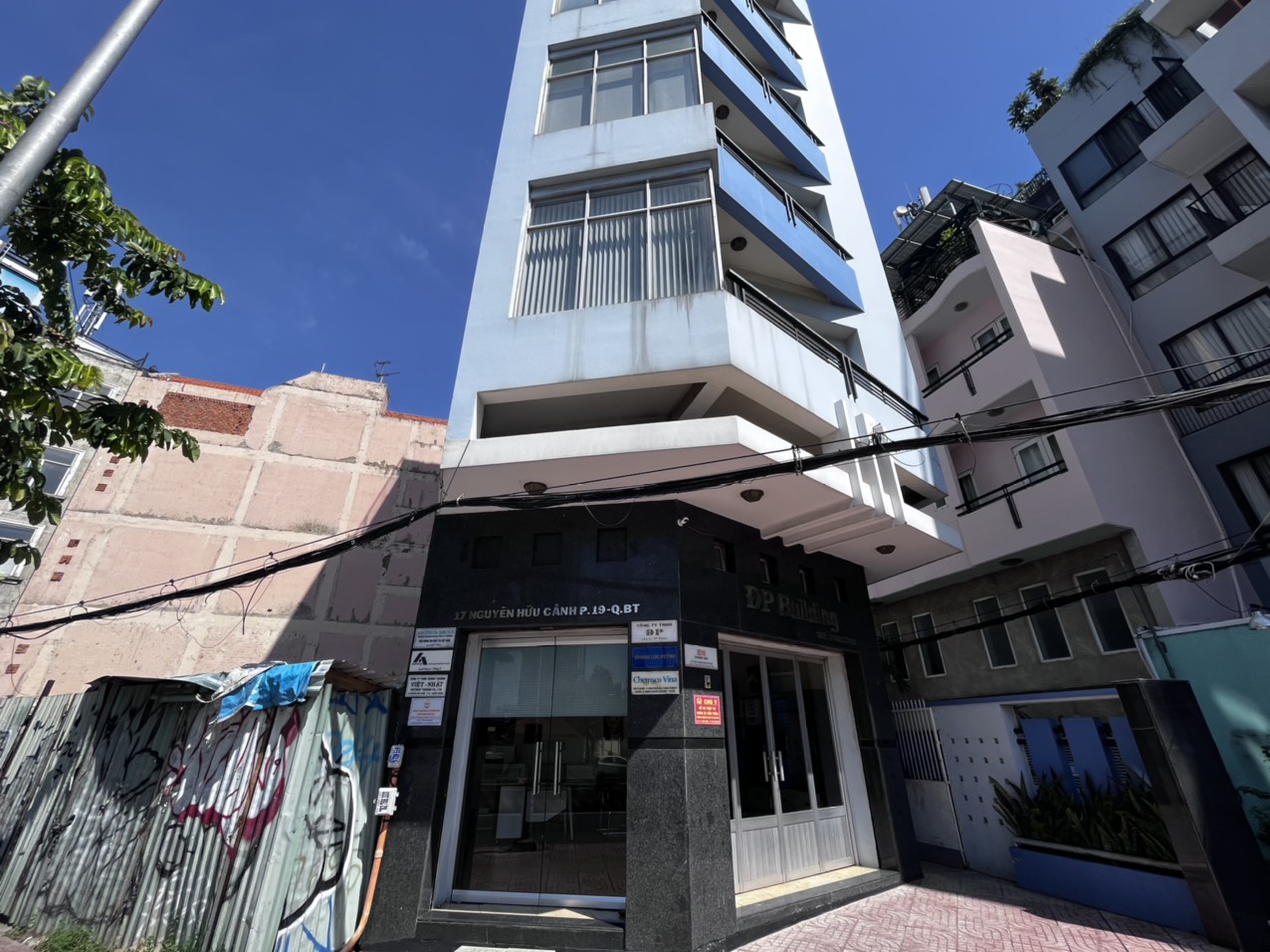 Tòa nhà: DP Building còn trống đang cho thuê lại - ThueVanPhongHCM.Com